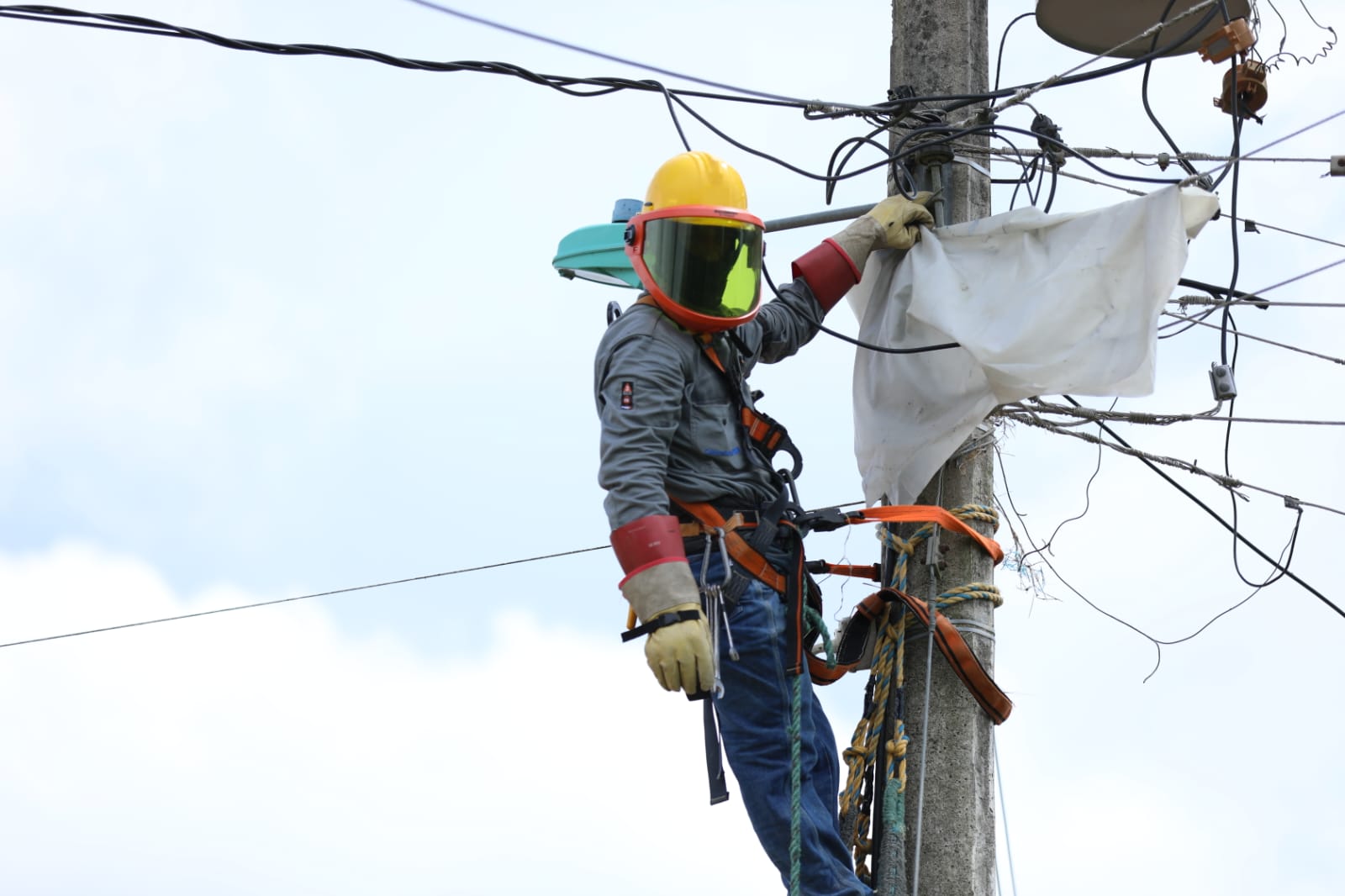 imagen de trabajador sobre red electrica imagen de trabajador sobre red electrica